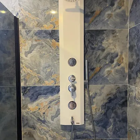 Luxury, 6 Bedroom, 3 Bathroom 别墅