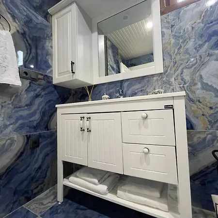 Luxury, 6 Bedroom, 3 Bathroom 别墅 *